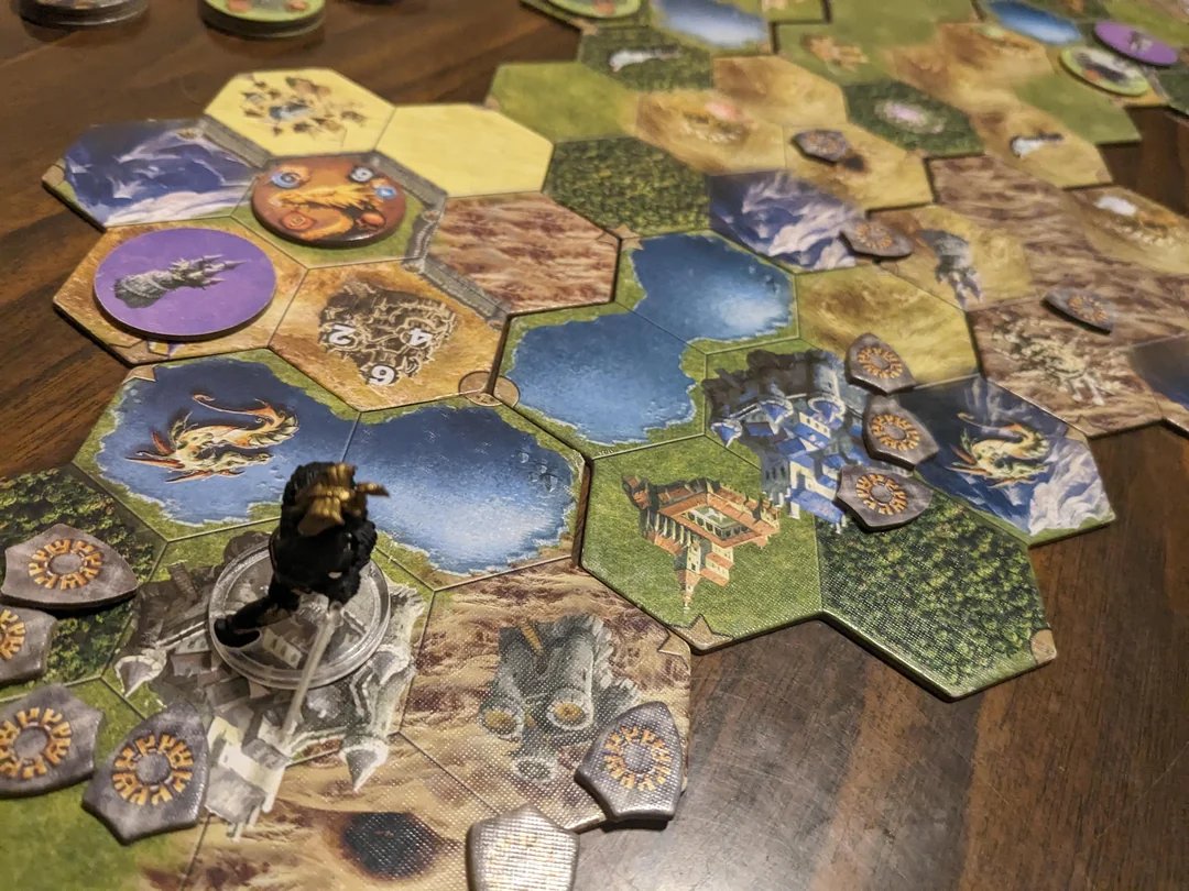 Seryu_MG's tweet photo. 5/6 1⃣ #MageKnight Lo tenía en un pedestal, la experiencia definitiva. ¿Realidad? Es un puzle seco disfrazado de aventura épica, cero inmersivo, todo cálculo y gestión, con un manual desfasado. Seguro que es un 'no eres tú, soy yo' pero tengo mejores en la ludoteca💔 https://t.co/dfrPmyZXjH