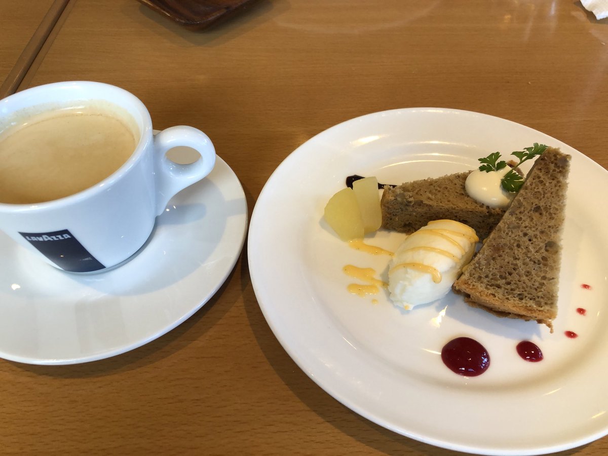 今日はお昼に伊達市保原町にある『La wasabi』に行ってランチを食べました。
ここのピッツァ🍕は、薄い生地で窯でカリッと焼いてくれるので好みの味です。
密かに野菜のポタージュも美味しいし、パスタ🍝も美味しいのて人気もあります。
今日のオニオンとサラミのピッツァ、めちゃくちゃ美味しかった。