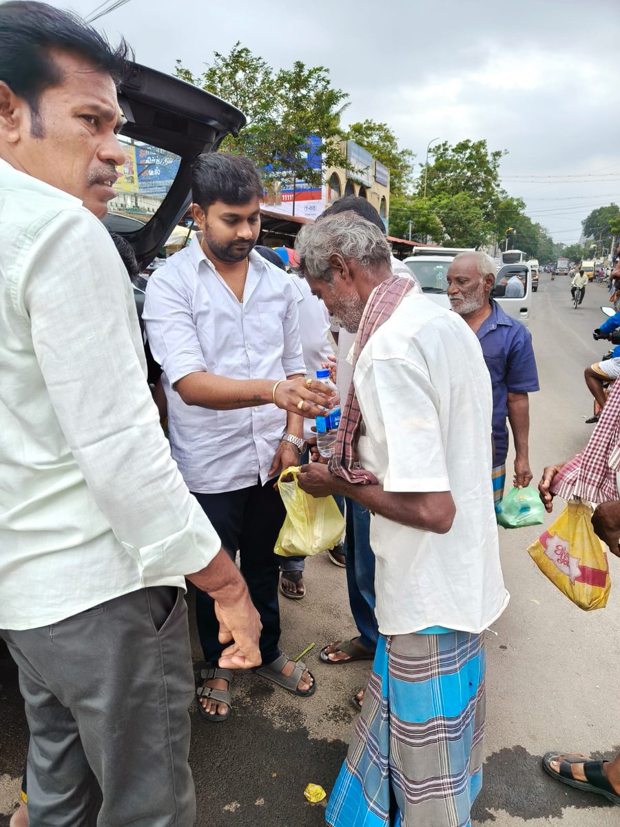 AllIndiaSTRfc's tweet photo. நமது தலைவன் @SilambarasanTR_ பிறந்தநாளை முன்னிட்டு, அண்ணன் @TesingVasu வழிகாட்டுதலில், திருச்சி மாவட்ட தலைமை உணவின்றி தவிப்பவர்களைத் தேடிச் சென்று உணவளித்தது! 'பசியில்லா பயணம்' சிறப்பு! ❤️🙏
​#STR #SilambarasanTR #PasiyillaPayanam #TrichySTRFans #Trichy https://t.co/6U5PvJMhKB