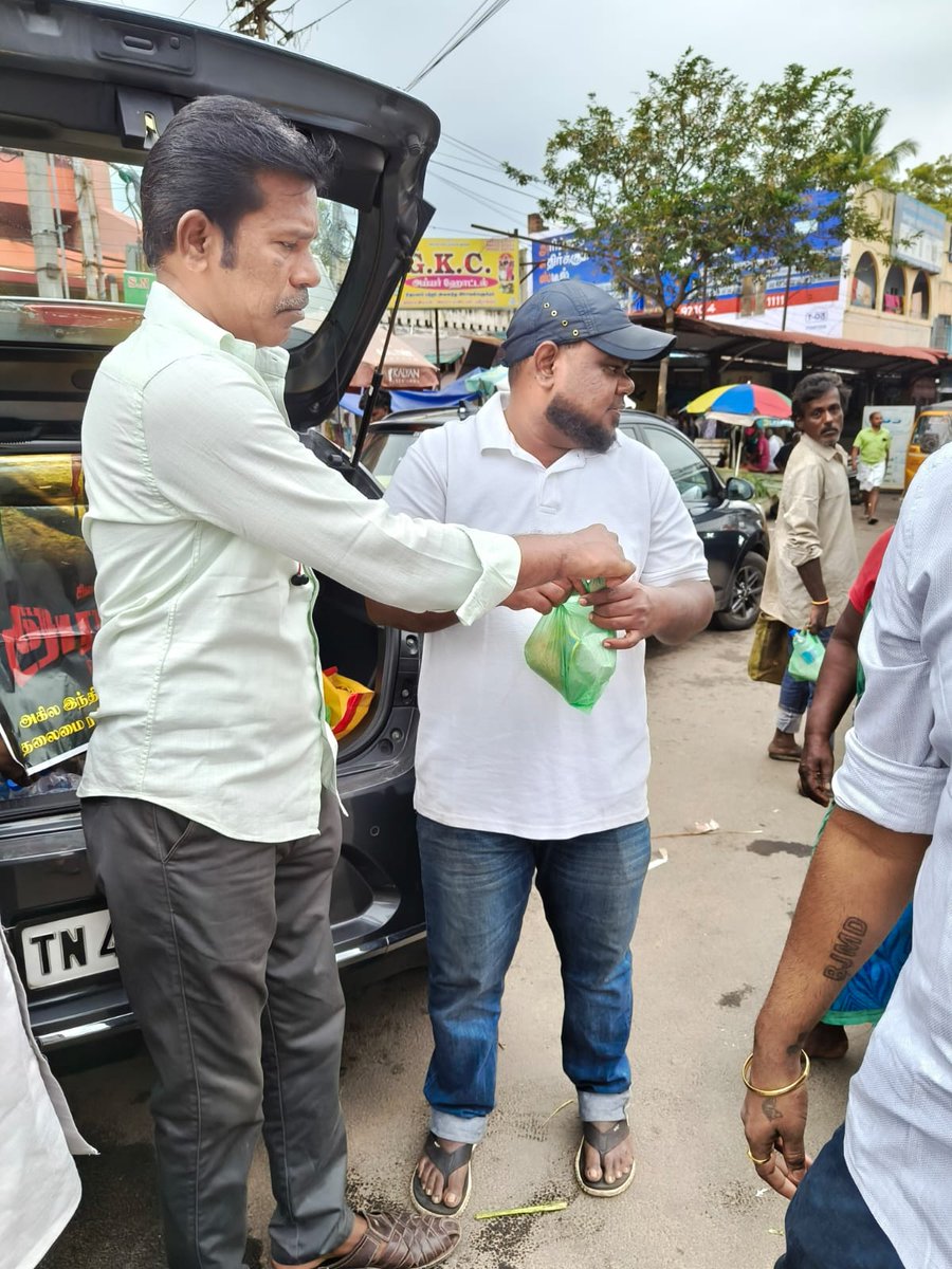 AllIndiaSTRfc's tweet photo. நமது தலைவன் @SilambarasanTR_ பிறந்தநாளை முன்னிட்டு, அண்ணன் @TesingVasu வழிகாட்டுதலில், திருச்சி மாவட்ட தலைமை உணவின்றி தவிப்பவர்களைத் தேடிச் சென்று உணவளித்தது! 'பசியில்லா பயணம்' சிறப்பு! ❤️🙏
​#STR #SilambarasanTR #PasiyillaPayanam #TrichySTRFans #Trichy https://t.co/6U5PvJMhKB