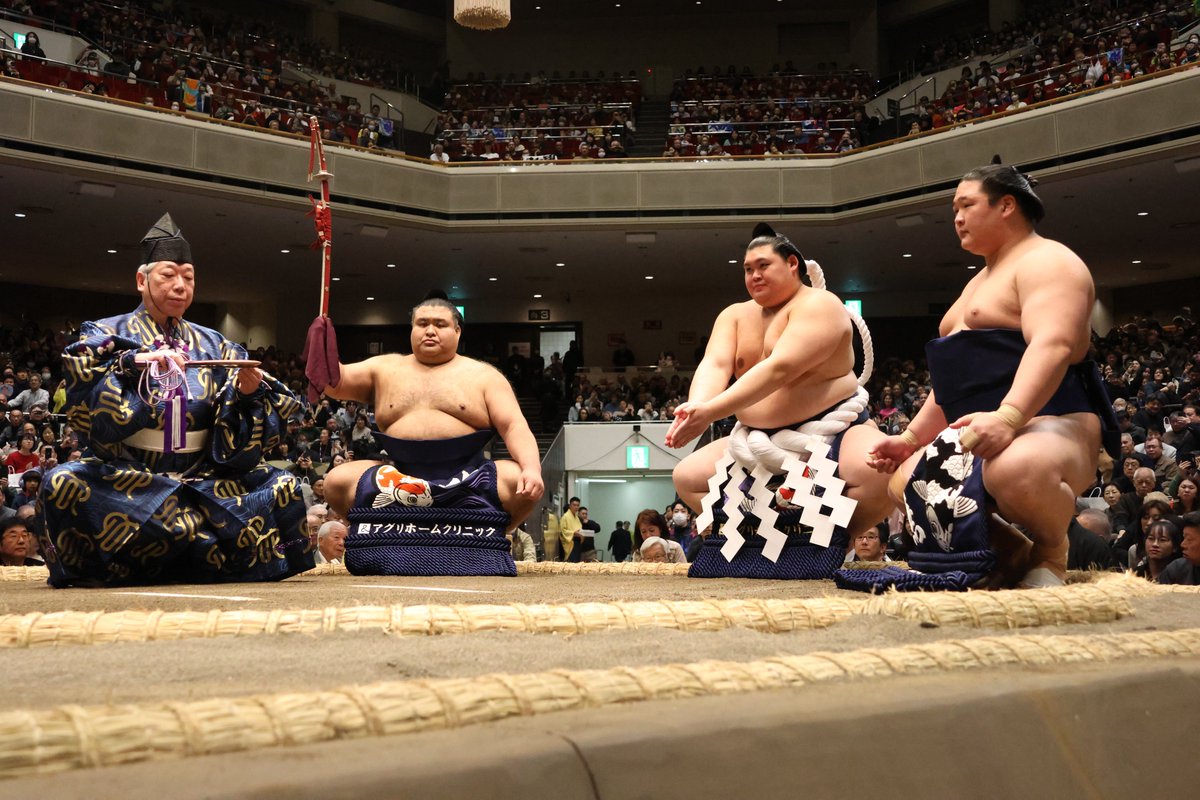 錦鯉土俵入り 初日の様子＞ 横綱 大の里土俵入り 太刀持ち・露払いを務めるのは、髙