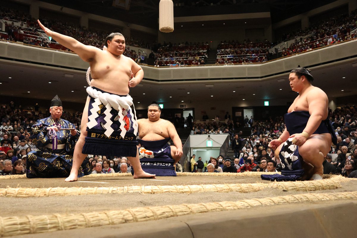 初日の様子＞ 横綱 大の里土俵入り 太刀持ち・露払いを務めるのは、髙