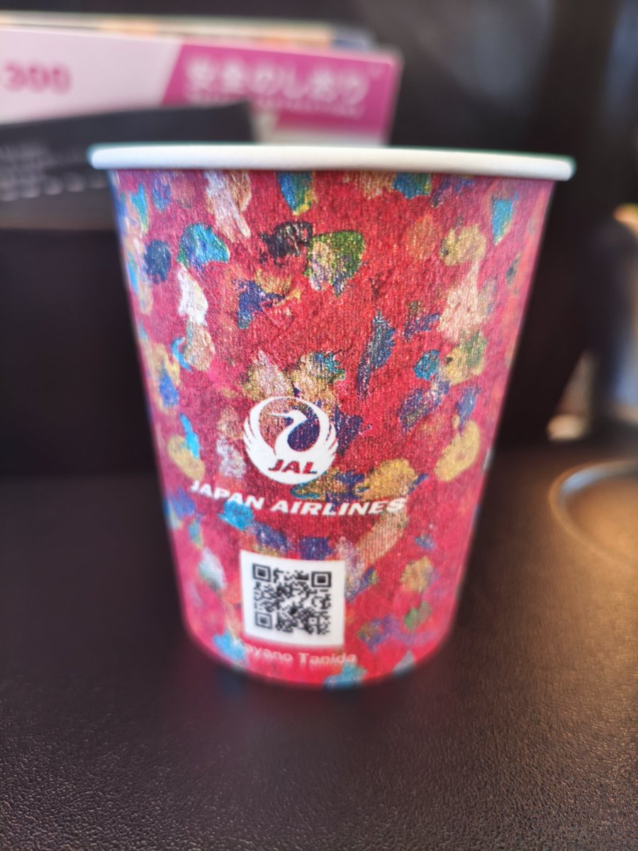welle73's tweet photo. ヘラルボニーカップに再会♪強風で飛行機がめちゃくちゃ揺れたけど、コーヒーは美味しかった！
#HERALBONY #JAL #ヘラルボニー https://t.co/ISJlQEijW4