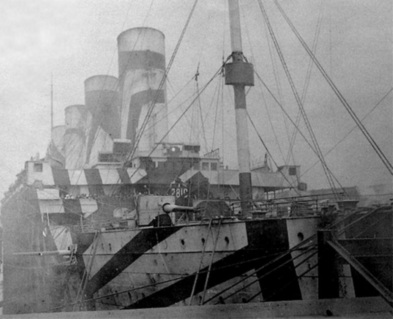 12th January 1917, Olympic (#Titanic's sister) is back in #Belfast for maintenance and will remain there for 3 months. Some modifications were made to the ship: Dazzle camouflage on the hull, installation of 6 guns to improve protection.