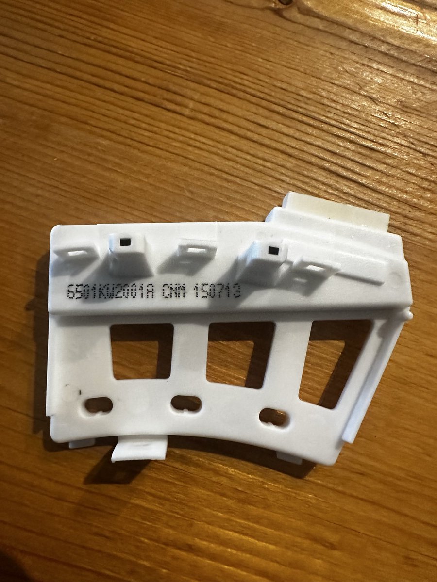 AliArifAkturk's tweet image. Camaşır makinası bozulmuştu. (LG marka) Yetkili servis cağırdım. Bu parçanın arızalı olduğu ve değişmesi gerektiğini soylediler. Parcanın 7.500TL olduğu söylediler. Tamam değiştirin dedim. Yeni makina alacak durum yok. Sonra değişen parçanın fotoğrafını cekip chatgpt’ye sordum.…