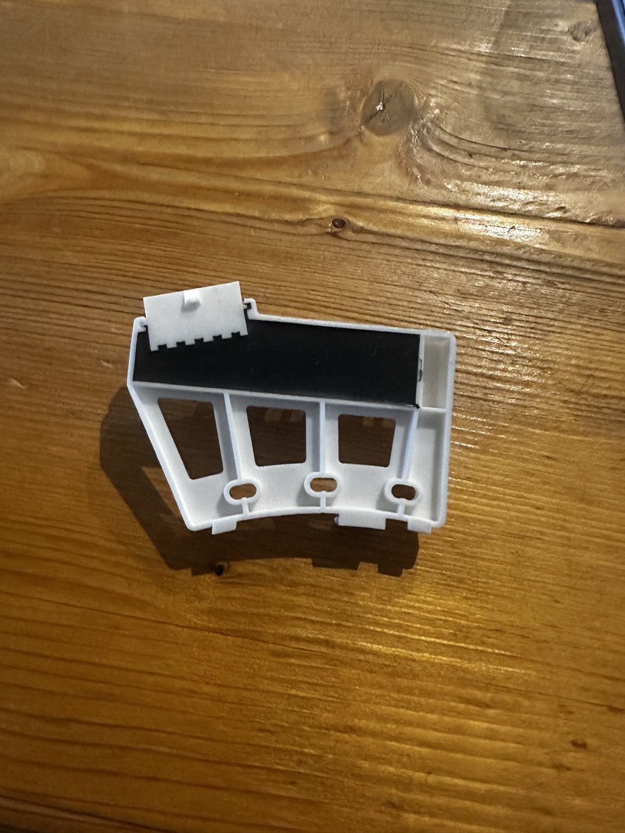 AliArifAkturk's tweet image. Camaşır makinası bozulmuştu. (LG marka) Yetkili servis cağırdım. Bu parçanın arızalı olduğu ve değişmesi gerektiğini soylediler. Parcanın 7.500TL olduğu söylediler. Tamam değiştirin dedim. Yeni makina alacak durum yok. Sonra değişen parçanın fotoğrafını cekip chatgpt’ye sordum.…