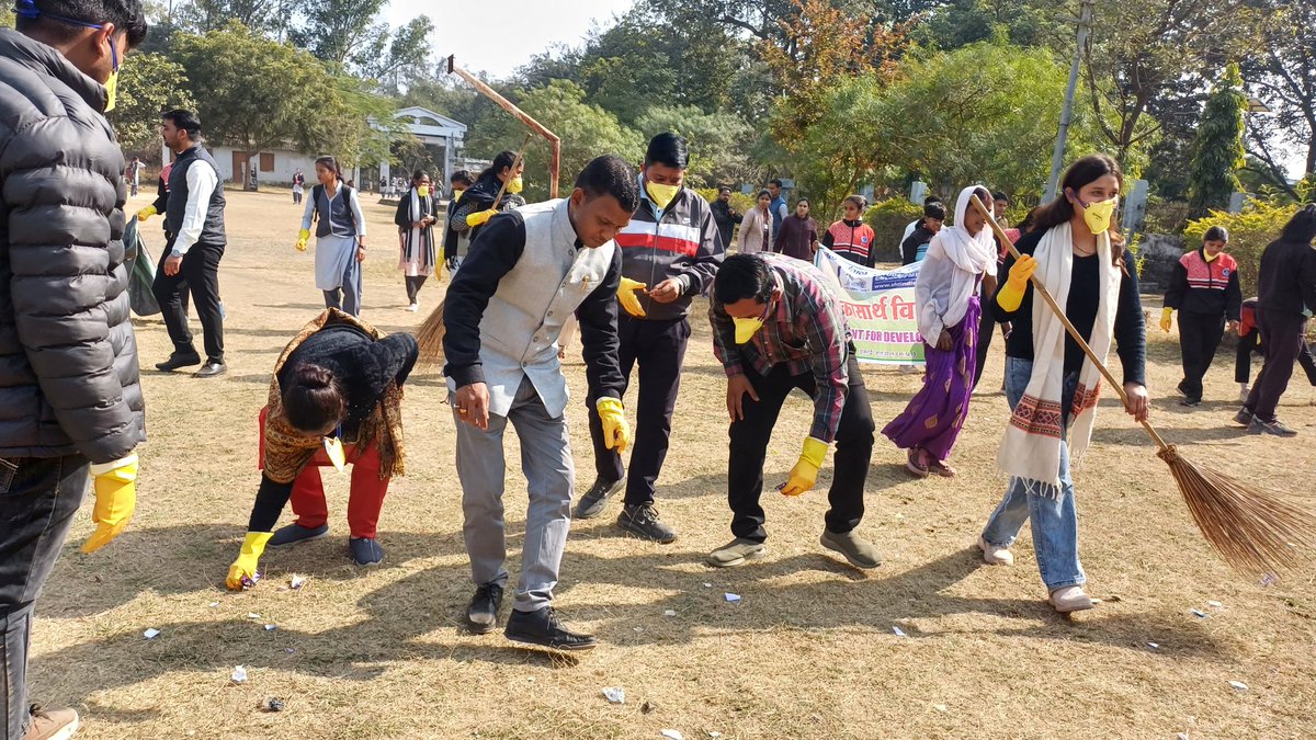 अखिल भारतीय विद्यार्थी परिषद शहडोल इकाई द्वारा स्वामी विवेकानंद जी की जन्मजयंती राष्ट्रीय युवा दिवस के साप्ताहिक कार्यक्रम के निमित्त SFD गतिविधि के माध्यम से प्लास्टिक मुक्त परिसर अभियान चलाया गया जिसमें छात्र छात्रा एवं प्राध्यापकों ने सहभागिता की।

#abvpmk
#abvpmkshahdol