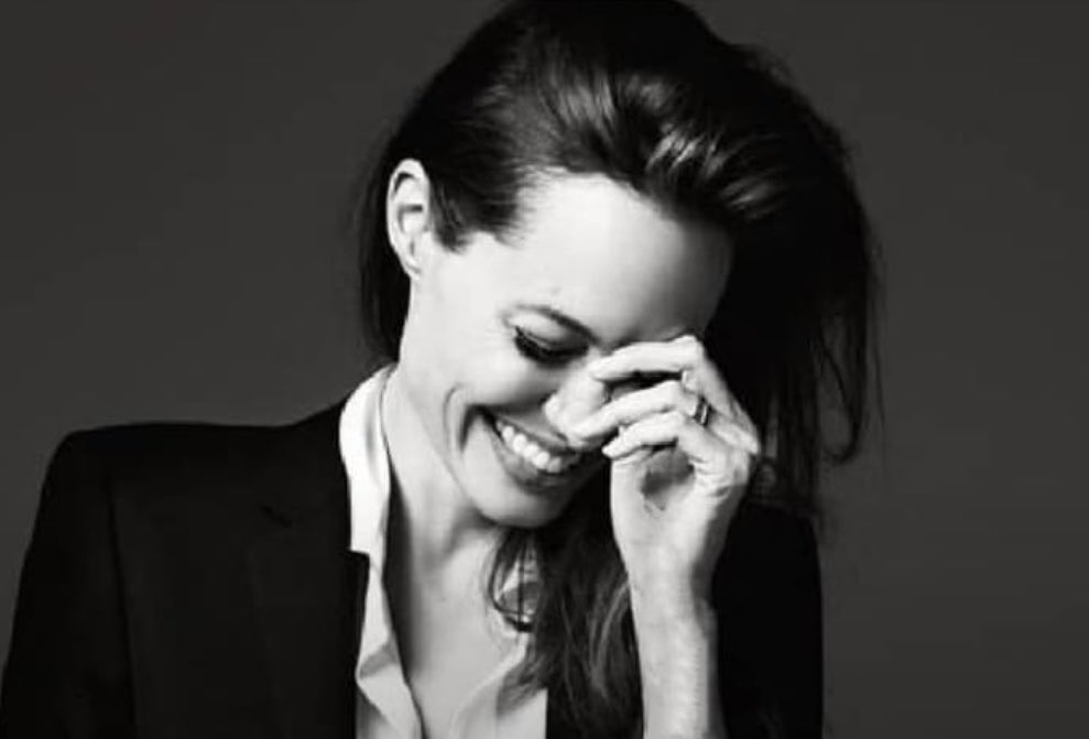 Duydum annesi evden kovmuş yine gönlüm hoş değil
Şimdi gelir çayıma salça olur yine gönlüm hoş değil 
La bi pazarım vardı şimdi o da yalan oldu yine gönlüm hoş değil :))