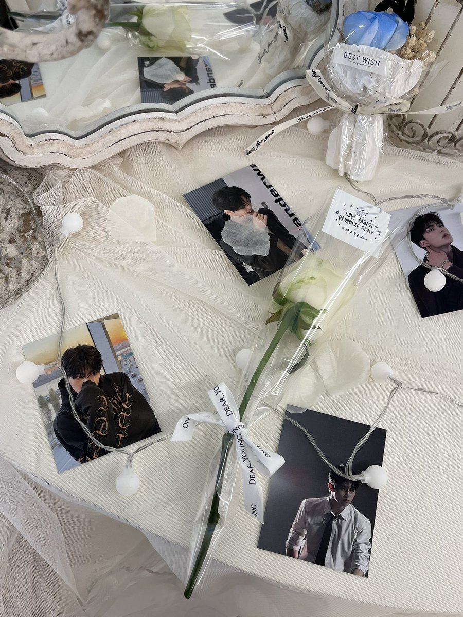 munang_kjw's tweet photo. 흰장미 의미도 예쁘고 꽃집도 너무 예뻤어요 ✿
기본특전에 카드 스티커 탐났는데 실물이 더 예쁨!!🩵

#Still_itblooms
#그럼에도불구하고_여전히_박건욱 https://t.co/QijnrTKsdX