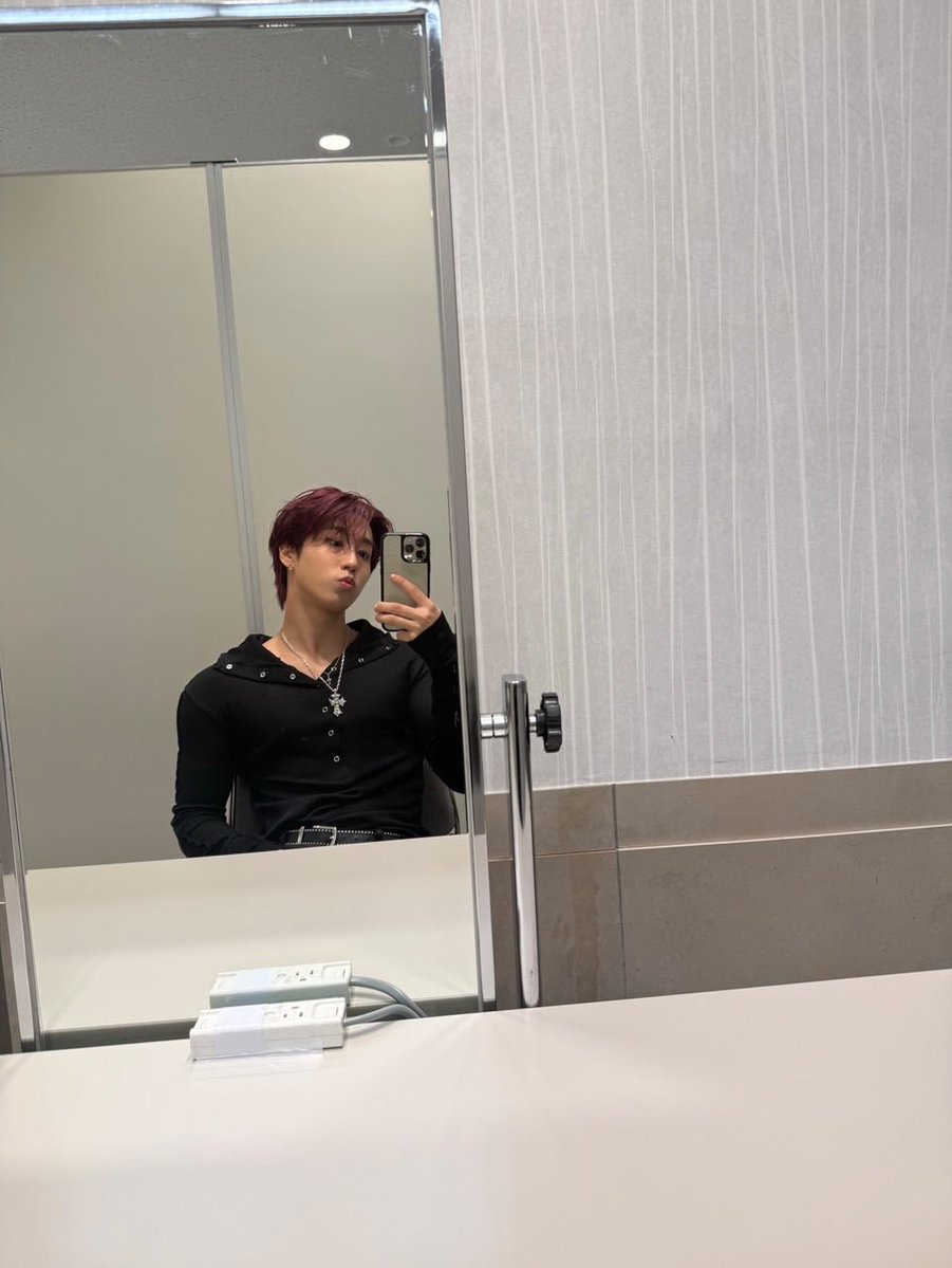 dool2V's tweet image. 아니 이런 딱붙핏쥐린다 ㅋㅋ 왤케남자쥐임