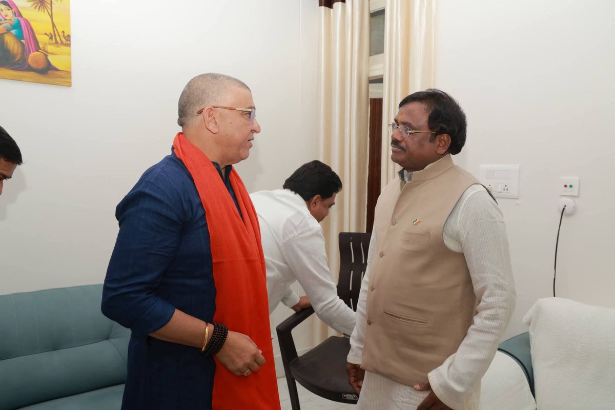 MLA_RakeshReddy's tweet photo. వివిధ కార్యక్రమాల నిమిత్తం జిల్లాకు విచ్చేసిన కార్మిక మరియు పరిశ్రమల శాఖ మంత్రివర్యులు శ్రీ @VivekVenkatswam గారిని జిల్లా కేంద్రంలోని ఆర్ అండ్ బి గెస్ట్ హౌస్ లో మర్యాదపూర్వకంగా కలవడం జరిగింది.
#TelanganaBJP 
#developmentarmoor 
#armoormla 
#paidirakeshreddy https://t.co/ncd1ofLnpR