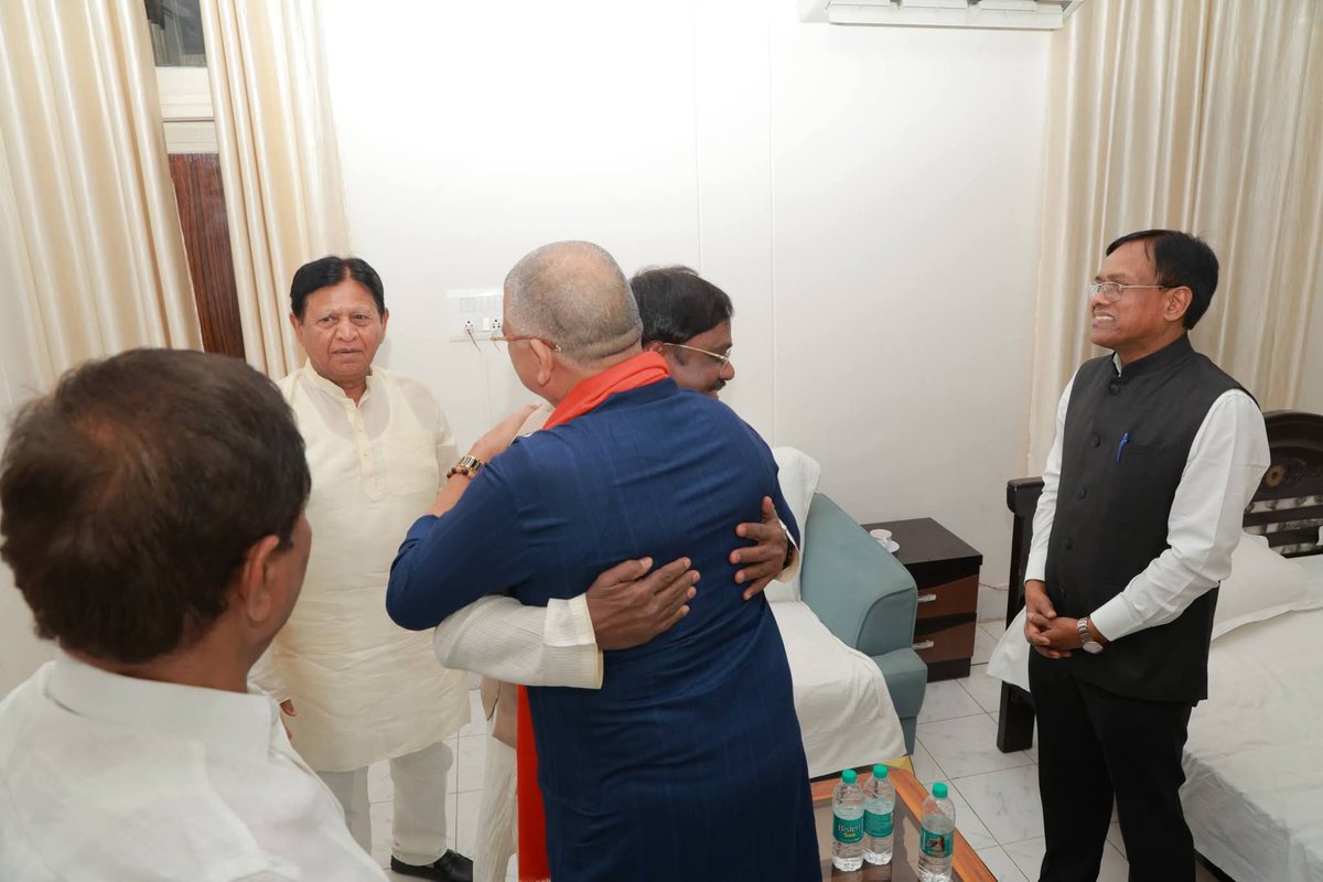 MLA_RakeshReddy's tweet photo. వివిధ కార్యక్రమాల నిమిత్తం జిల్లాకు విచ్చేసిన కార్మిక మరియు పరిశ్రమల శాఖ మంత్రివర్యులు శ్రీ @VivekVenkatswam గారిని జిల్లా కేంద్రంలోని ఆర్ అండ్ బి గెస్ట్ హౌస్ లో మర్యాదపూర్వకంగా కలవడం జరిగింది.
#TelanganaBJP 
#developmentarmoor 
#armoormla 
#paidirakeshreddy https://t.co/ncd1ofLnpR