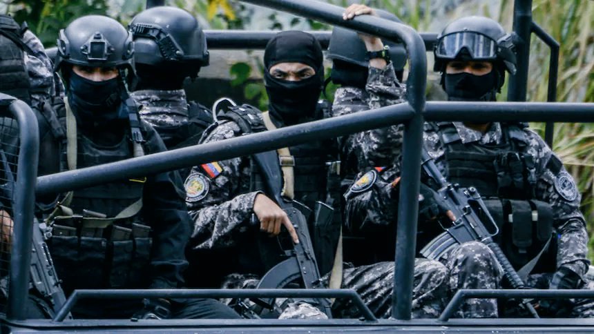 _AfricanSoil's tweet photo. 📍Caracas | 🇻🇪 | While Venezuela continues to arrest intelligence officials, military generals and some presidential security officers on allegations of treason....

Currently, the streets are full of militia and other vigilante gangs hunting down and beating up anyone supporting the kidnapping, arrest and torture of Nicolás Maduro by the U.S

Maduro supporters are also out on the streets in huge numbers demanding he be returned back to Venezuela. 

The country is slowly plunging into chaos; violence, instability and future uncertainty.