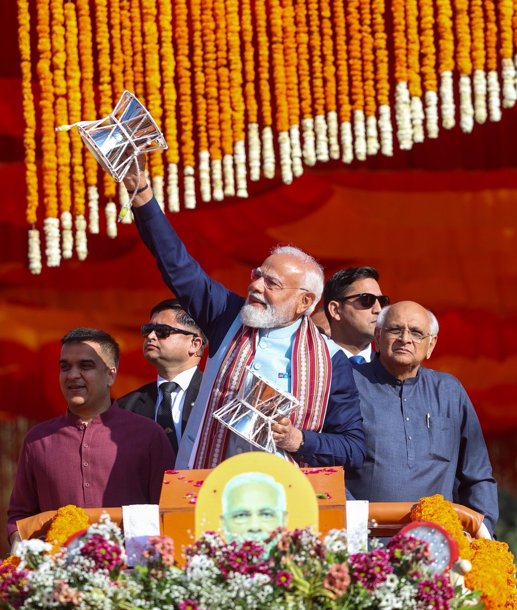 ShravanSChawda's tweet photo. “आस्था, संस्कृति और स्वाभिमान का अद्भुत संगम—
सनातन परंपरा के प्रतीक स्वरूप यह क्षण भारत की आध्यात्मिक चेतना और सांस्कृतिक गौरव को प्रतिबिंबित करता है।
जय श्रीराम
#narendramodi #somnath #somnathtemple🙏 #BJPNationFirst
@BJP4India @narendramodi @BJP4MP https://t.co/Ny7dCpVXZE