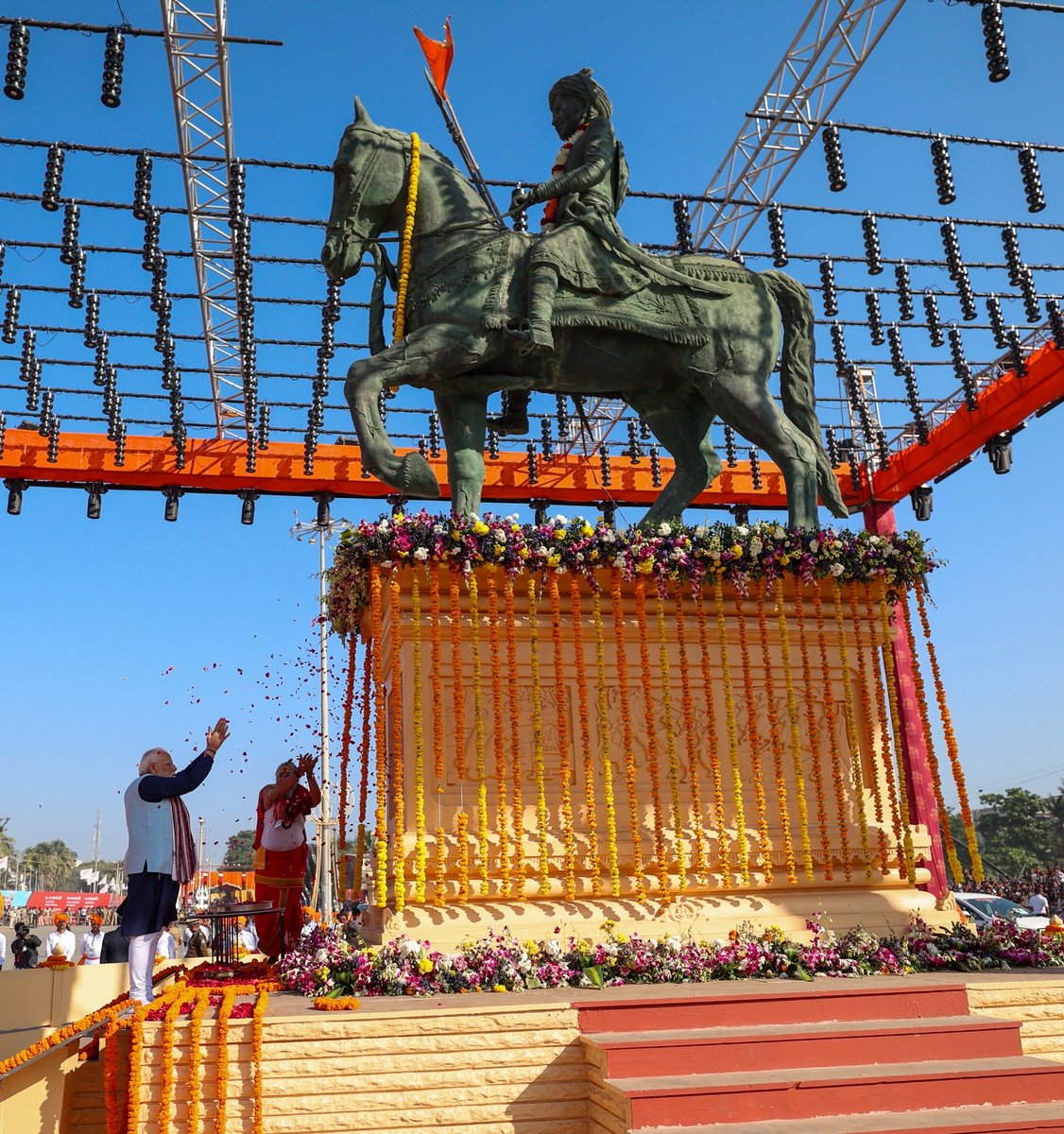 ShravanSChawda's tweet photo. “आस्था, संस्कृति और स्वाभिमान का अद्भुत संगम—
सनातन परंपरा के प्रतीक स्वरूप यह क्षण भारत की आध्यात्मिक चेतना और सांस्कृतिक गौरव को प्रतिबिंबित करता है।
जय श्रीराम
#narendramodi #somnath #somnathtemple🙏 #BJPNationFirst
@BJP4India @narendramodi @BJP4MP https://t.co/Ny7dCpVXZE