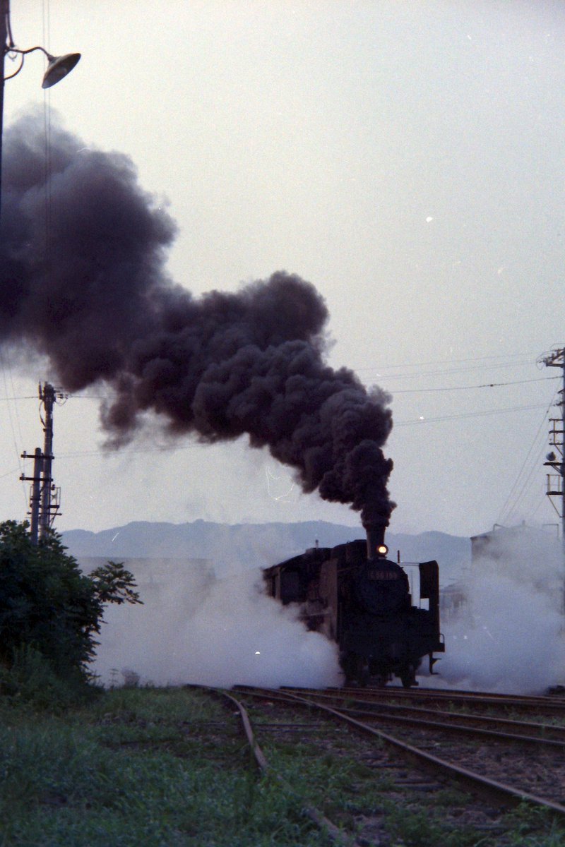 七尾駅を発車するC56貨物。昭和48年8月。