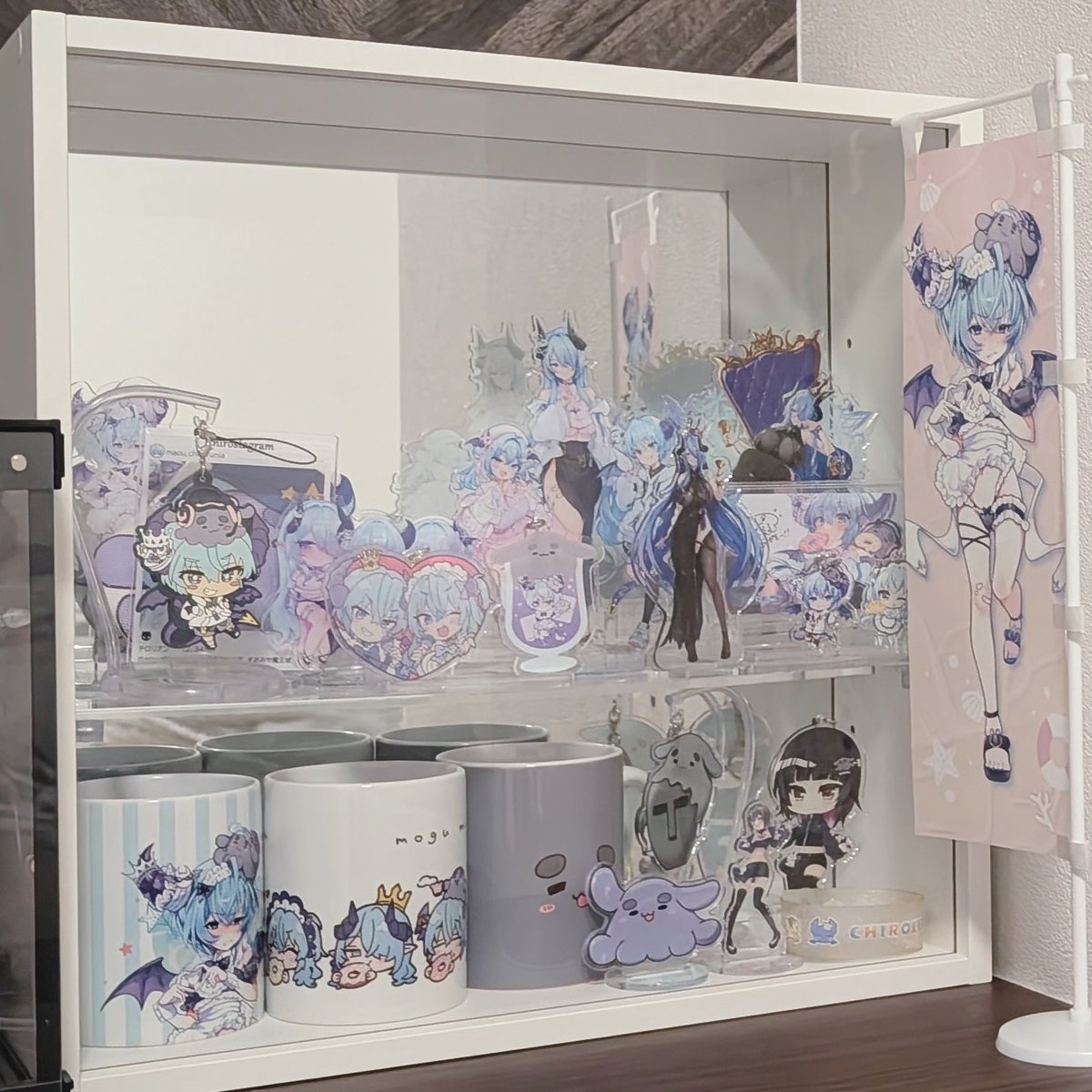 百均で色々買ってきたので飾れてなかったたアクキーとか置いてたら上の