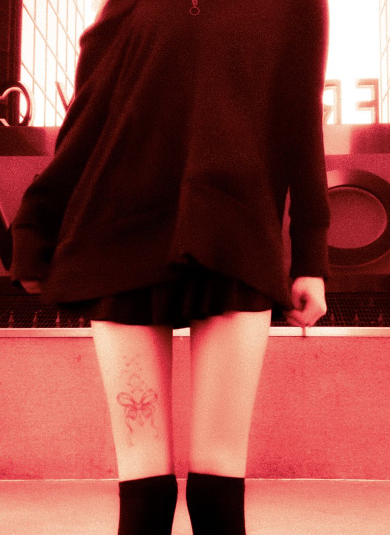 pixiec4nt's tweet photo. i just want to look effortlessly cute and small in sweaters https://t.co/1nv9CKVAvb