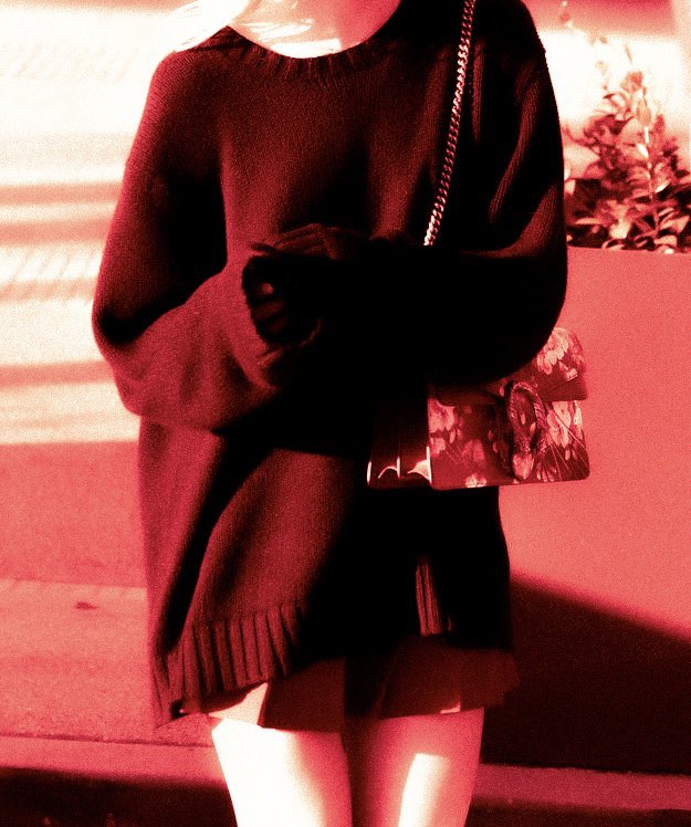 pixiec4nt's tweet photo. i just want to look effortlessly cute and small in sweaters https://t.co/1nv9CKVAvb