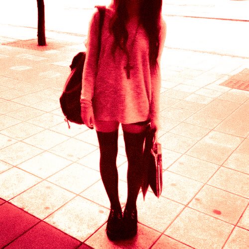 pixiec4nt's tweet photo. i just want to look effortlessly cute and small in sweaters https://t.co/1nv9CKVAvb