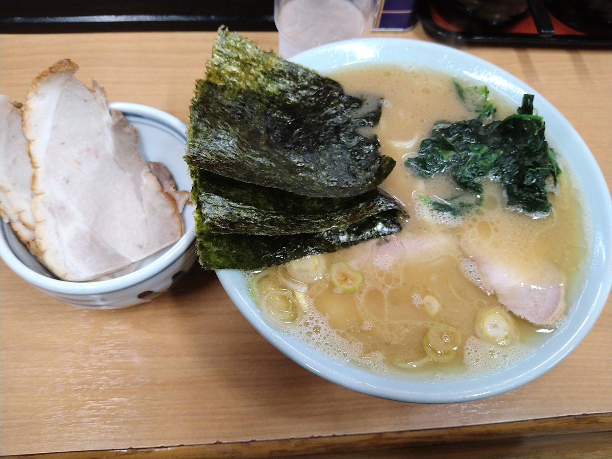 千葉家
ラーメン並＋チャーシュー
今年初の千葉家さん、今年もやっぱり家系では此方に通います!
今日もスープが極上、何口もスープを飲むのが止まらない美味さ!酒井製麺と此方のスープの相性が最高♪
大将、スタッフさんに新年の挨拶を出来て帰りに女将さんにも会えて良かったです!