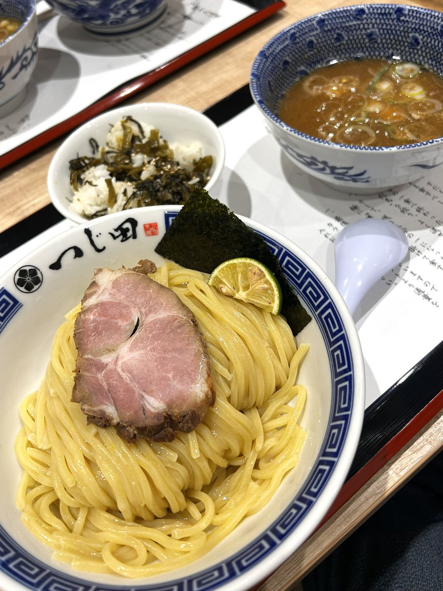 aprilsanta tweet media