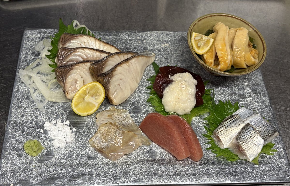 三連休中日　日曜は人手がなく店主と2人　にも関わらず1番忙しい💦　旧春近方式で全員カウンターに座ってもらい蕎麦をどんどん出す　2回転して片付け間に合わずテーブルにもお客様　はぁ何とかランチ終了しました　かつての狭い店を懐かしんだ昼　夜はぼちぼちでお願いいたします
天然真鯛かぶと塩焼き