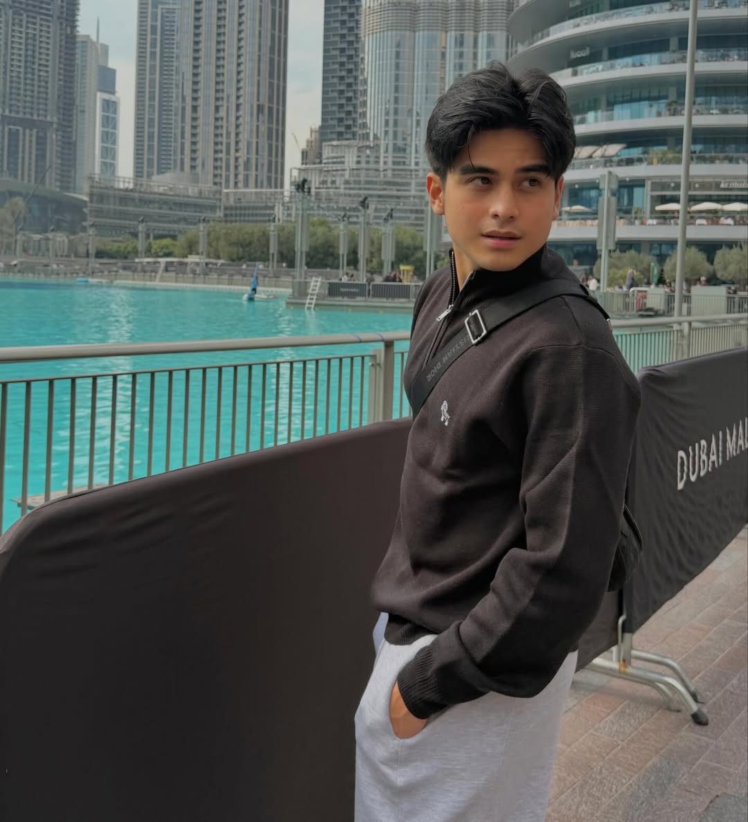 gmanetwork's tweet image. DUBAI, HE'S BACK! 💙

Will Ashley greets the city with “hello…? been a long time” in his latest photos. ✨

📷: Will Ashley on Instagram
