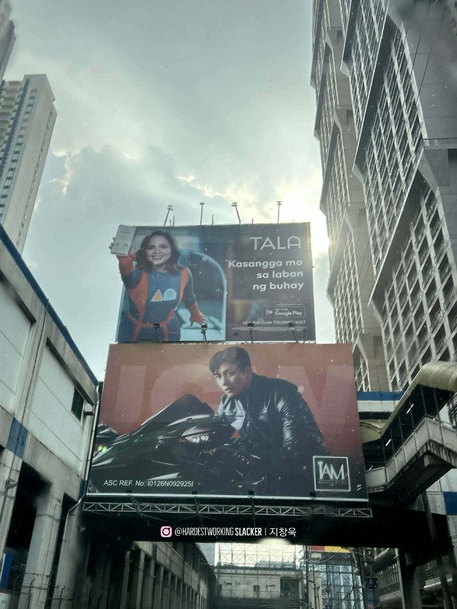 He's such a potential traffic hazard iywim. 😆 Good thing I wasn't the one driving.

Ji Chang Wook's IAM Worldwide billboard at EDSA (Boni Station, South bound)