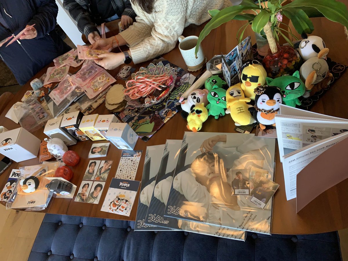 phoqueenv's tweet image. SF Bay Hottest met for a New Year's &amp;amp; birthday celebration for 2PM 😁 We had a great turnout &amp;amp; lots of fun looking at new merch &amp;amp; watching 2PM's music videos! Happy belated birthday to Taec, and happy early bday to Jun.K, Junho, and Chansung 🥰
Hope we can get concert tickets!!🙏🏼