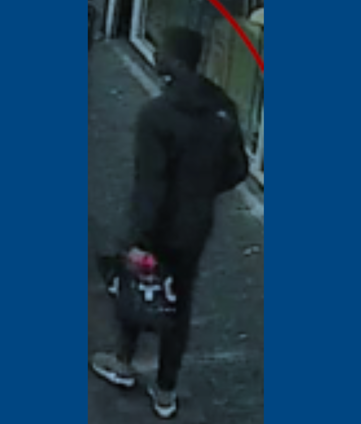 Man op klaarlichte dag beroofd van pet op Bijlmerplein