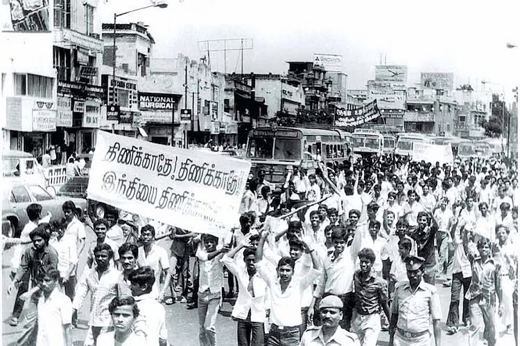 labstamil's tweet photo. Parasakthi has spurred interest in the anti-Hindi agitations in TN that go as old as 1937. 

Beyond politics and language wars, understanding this movement will shed light on understanding TN's politics. 

This fact-based, important🧵summarizes the movement from its roots (1/15) https://t.co/QW9SEcNTvc