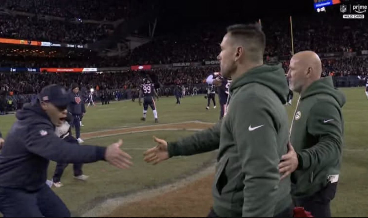 CHGO_Bears's tweet image. PUT IT IN THE LOUVRE🤣🤣