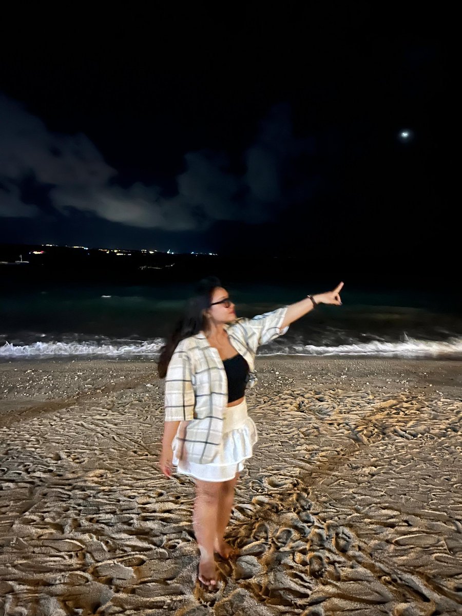 casuallycry's tweet image. stop musim hujan, aku pengen kepantai malem2 lagi🥺