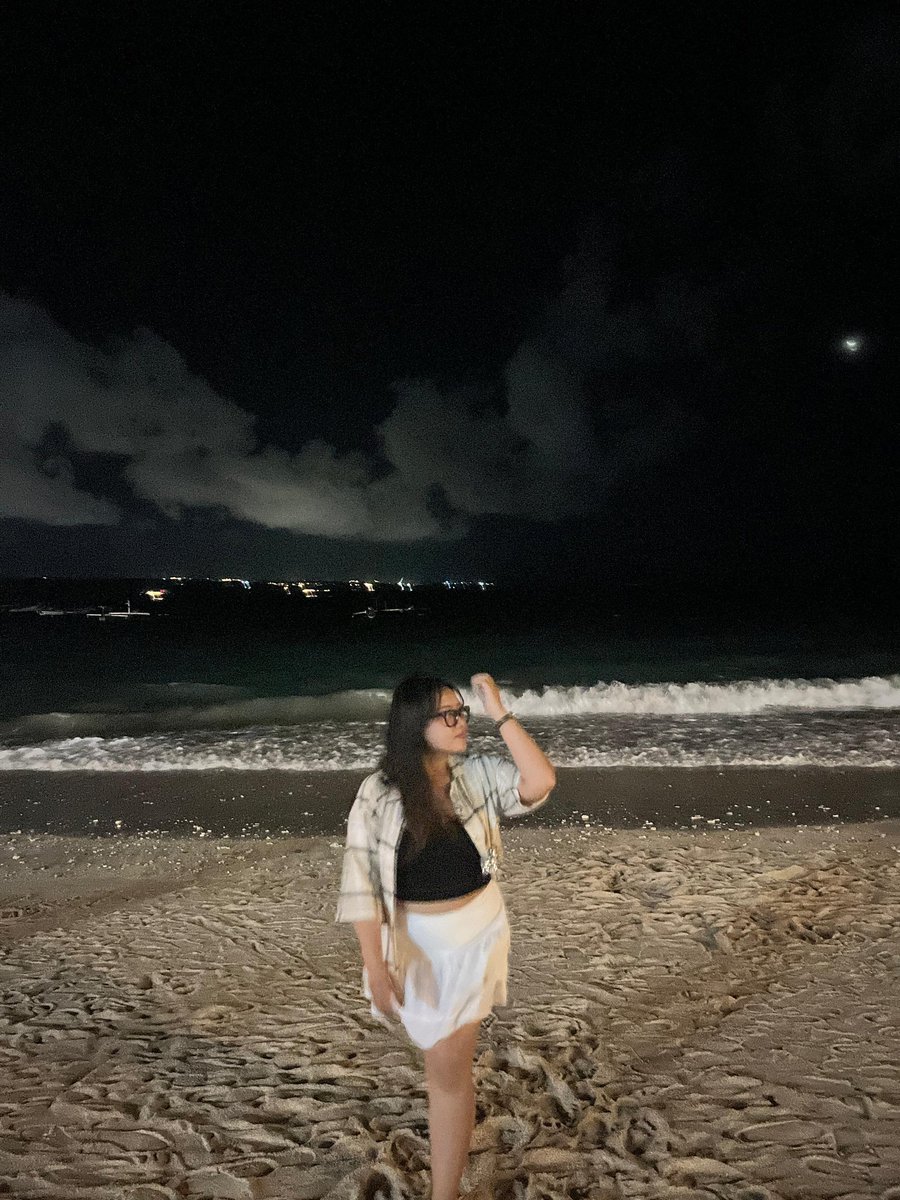 casuallycry's tweet image. stop musim hujan, aku pengen kepantai malem2 lagi🥺