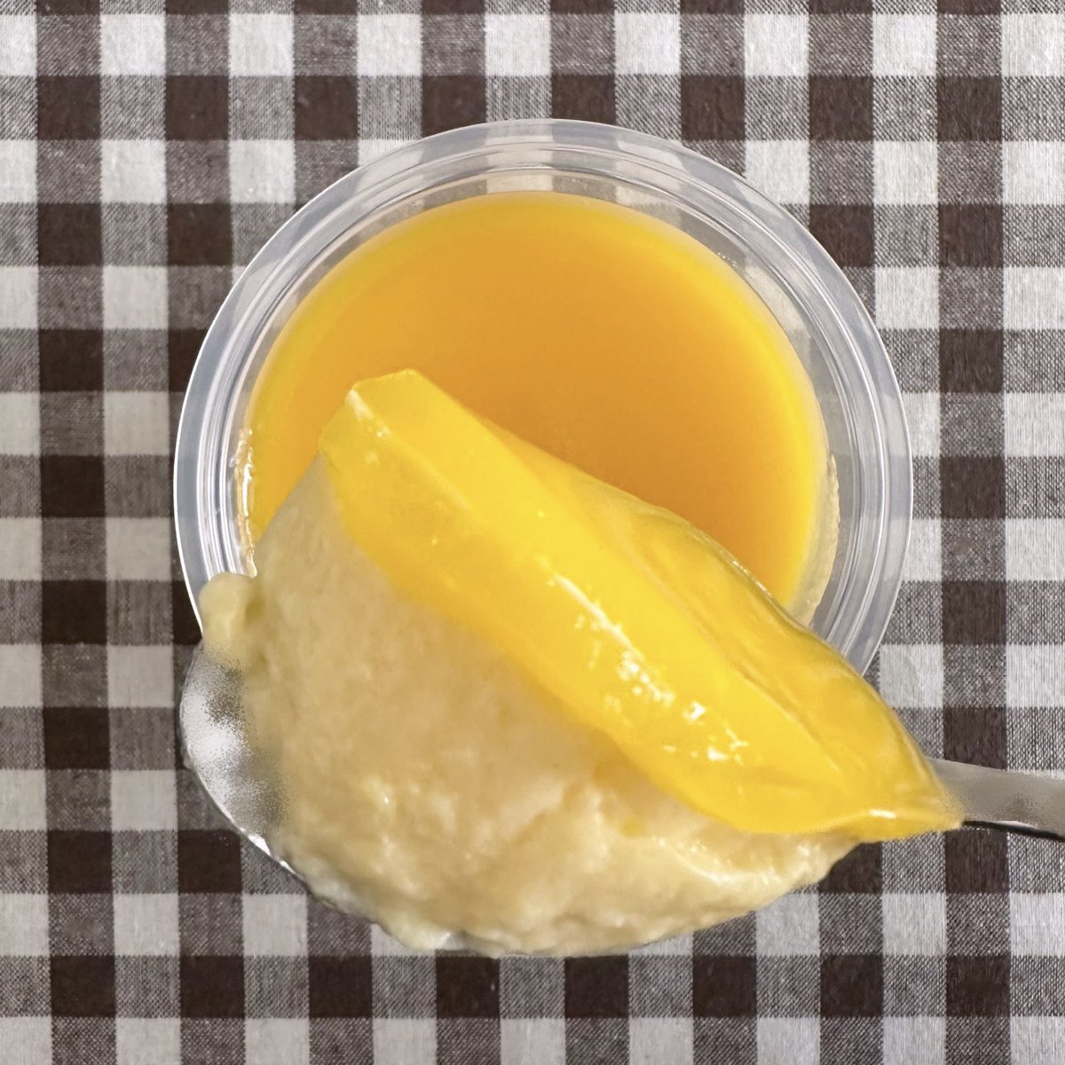 rokkatei_6's tweet photo. 六花亭で毎年この時期限定で販売されているみかんプリン🍊程よい酸味で上の濃いゼリーの様な層とぷるぷるなムースの様な二層になっていてとても美味しい。さっぱりしていて何個でも食べたくなる。ぜひ一度食べてみて欲しい🥹(今のところ2月末まで販売の予定らしい) https://t.co/ByzyHKBxbv