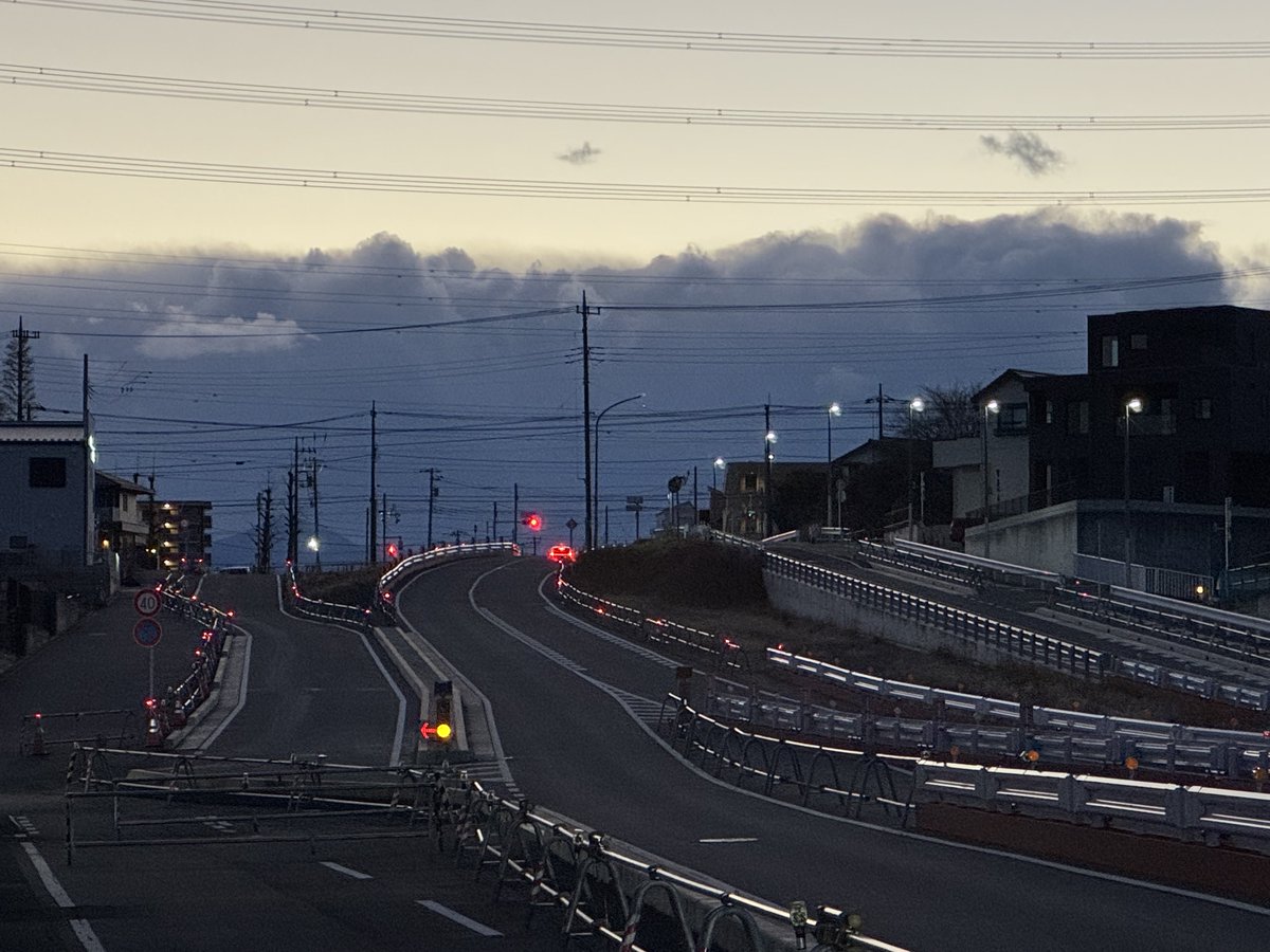 富士山方面は雪雲かな？
しかし寒い