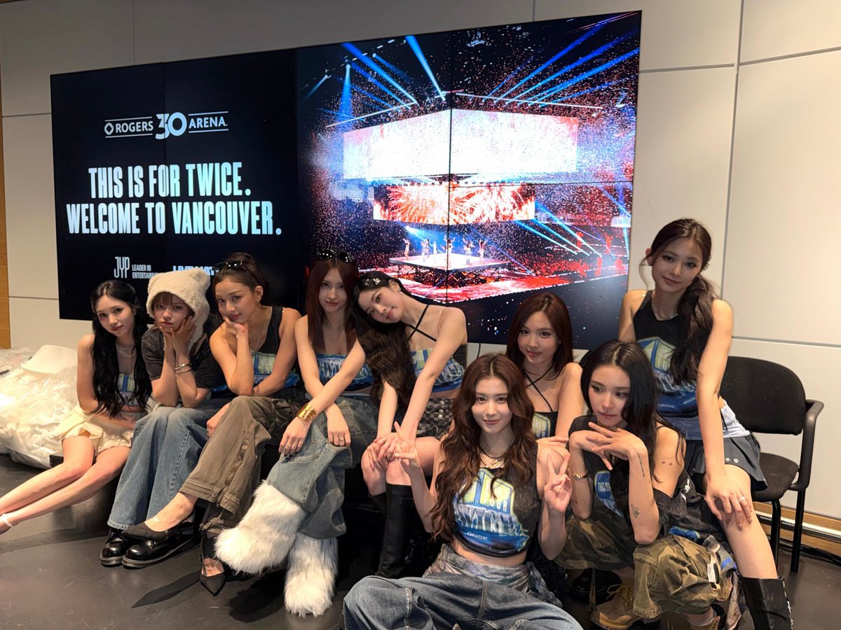 TWICE tweet media