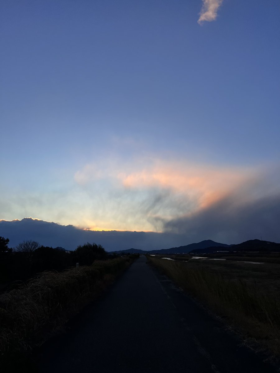 いい夕焼け見られるかなと思ったら
めちゃくちゃ寒い

スタバ行こう☕️