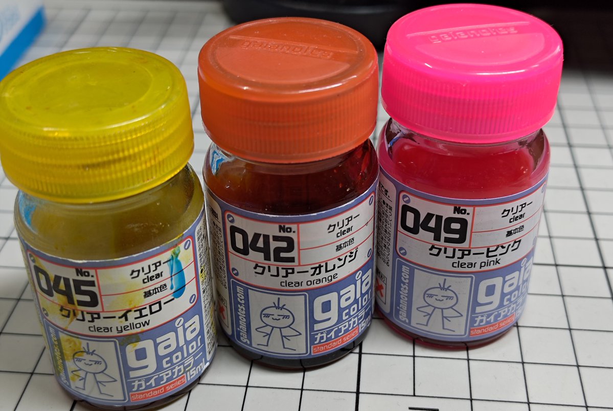 tiramisu_clair's tweet image. あくまでも私の感想だけど、ガイアのクリア系は、まじで上級者用の塗料だと思う。
まさに発色と言う概念の塊よ(ΦωΦ)

よく知ってる方は知ってるわよね、まず吹いた瞬間「あれ？」ってなるから。

そして、瓶底から攪拌しちゃダメって知ってた？
優しく混ぜて上澄みを使うんやで。