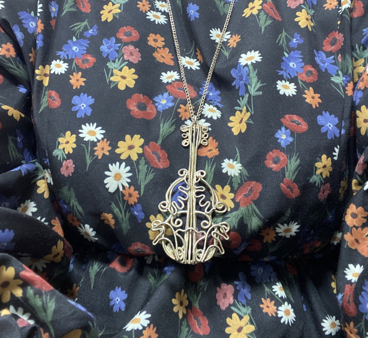 デカいワイヤーアートのバイオリンネックレスをヤフオクで見つけて数ヶ月…欲しい気持ちに変わりはなかったからポチってしまったね。ジェーンマープルのやつです。今日はこれから自宅で新年会。狭い我が家にお友達家族がぎゅうぎゅう来ます😛