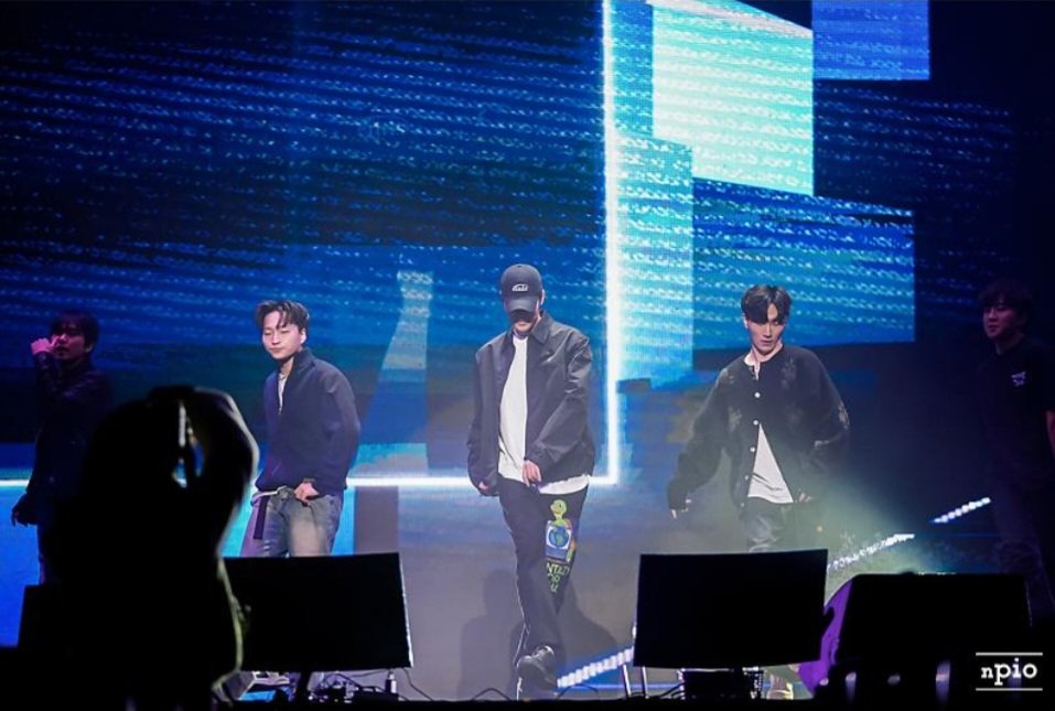 healingsuam1028's tweet image. 이제 1028 모자를 쓰고 리허설을 하는🥹