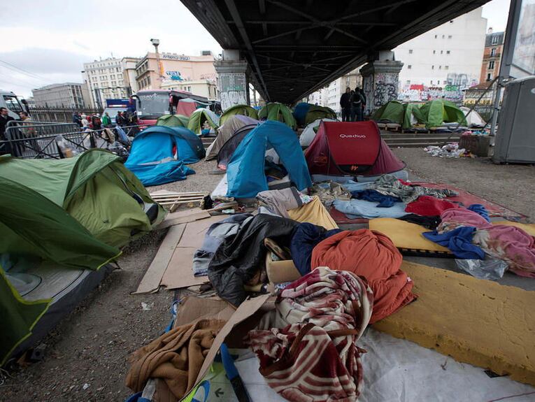 CharrierChris56's tweet image. La réalité de Paris sous la gauche depuis 25 ans; ses prières de rue, ses campings improvisés, ses salles de shout, ses vendeurs à la sauvette, son insécurité, ses embouteillages, ses rats... La malhonnêteté gauchiste, nier LEUR bilan 🤡