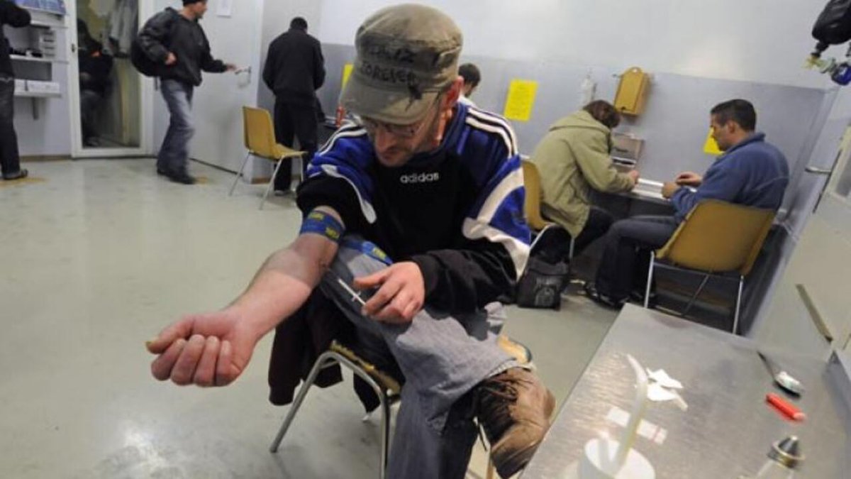 CharrierChris56's tweet image. La réalité de Paris sous la gauche depuis 25 ans; ses prières de rue, ses campings improvisés, ses salles de shout, ses vendeurs à la sauvette, son insécurité, ses embouteillages, ses rats... La malhonnêteté gauchiste, nier LEUR bilan 🤡