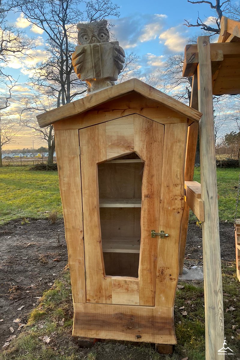 Mieszkańcy Kiełpina czekają na książki. Znajdą swoje miejsce w oryginalnych drewnianych szafkach autorstwa rękodzielnika i rzeźbiarza Dominika Staśko. Jedna stanęła w parku przy huśtawce, druga pod wiatą przy placu zabaw. Każdy może dorzucić tu coś od siebie. #MiastoZG
