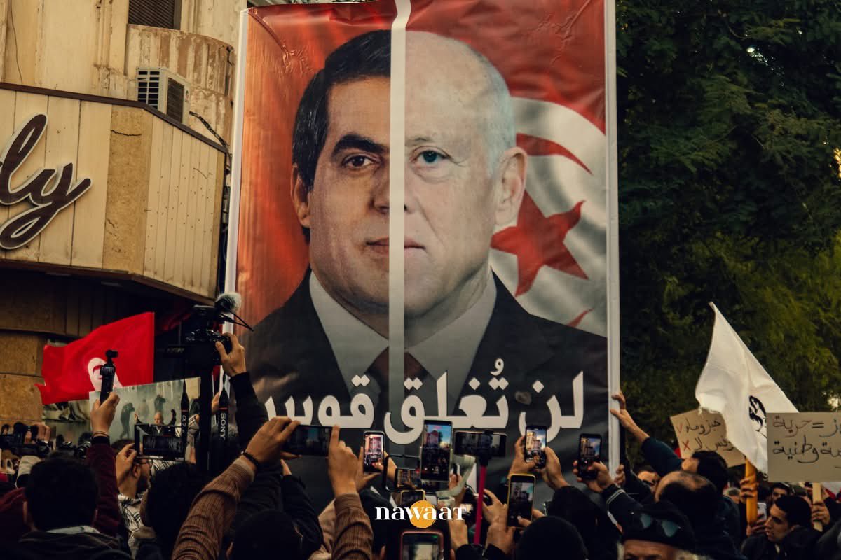 من الصور الأكثر تعبيرا خلال مسيرة الأمس ضد سياسات #قيس_سعيد القمعية في #تونس .. 
"لن تغلق قوس الثورة"