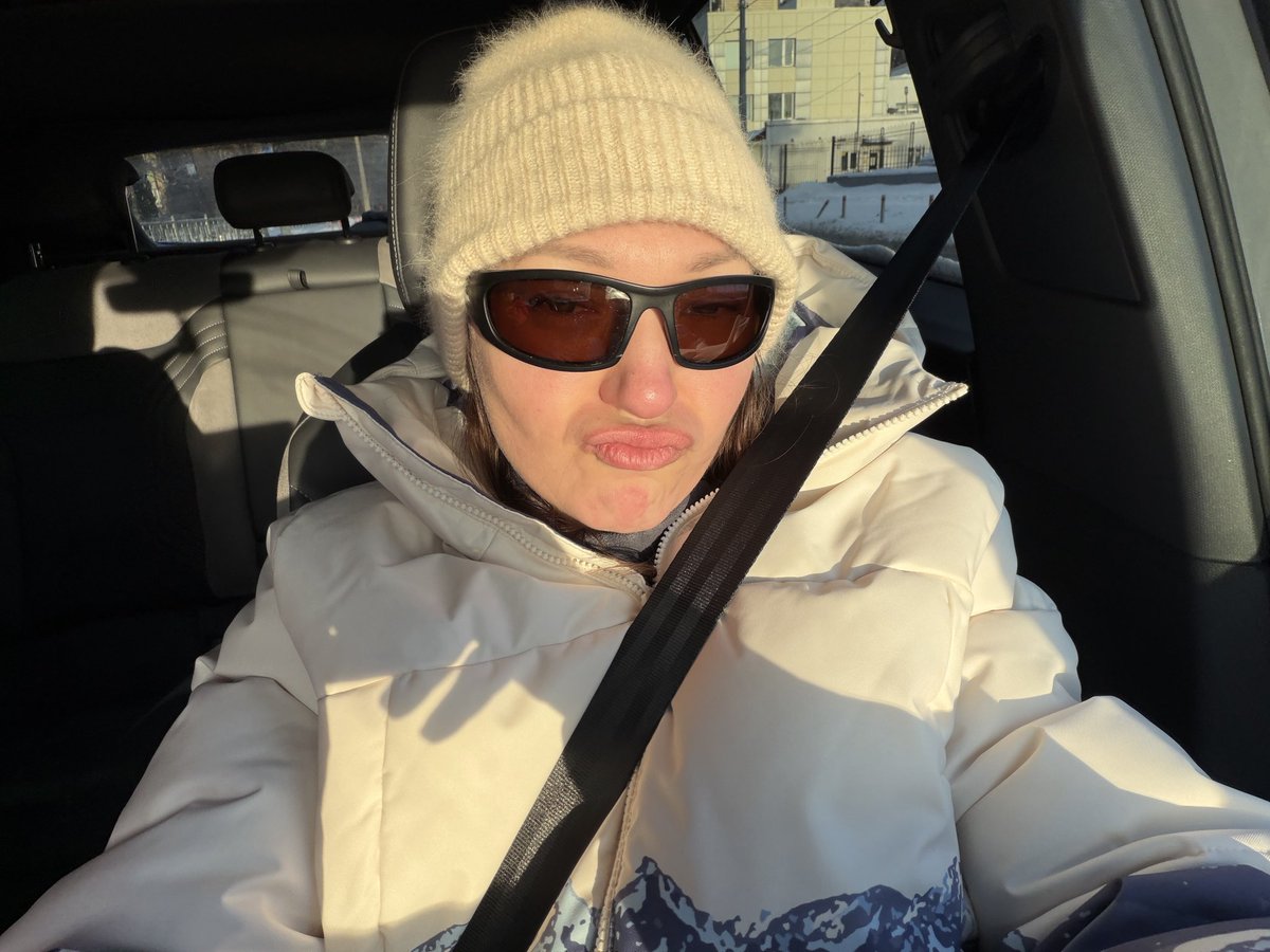 Вчора трогала сніг, міряла чоловікові окуляри і мавпувала. Класний день був, досі срака болить 😂