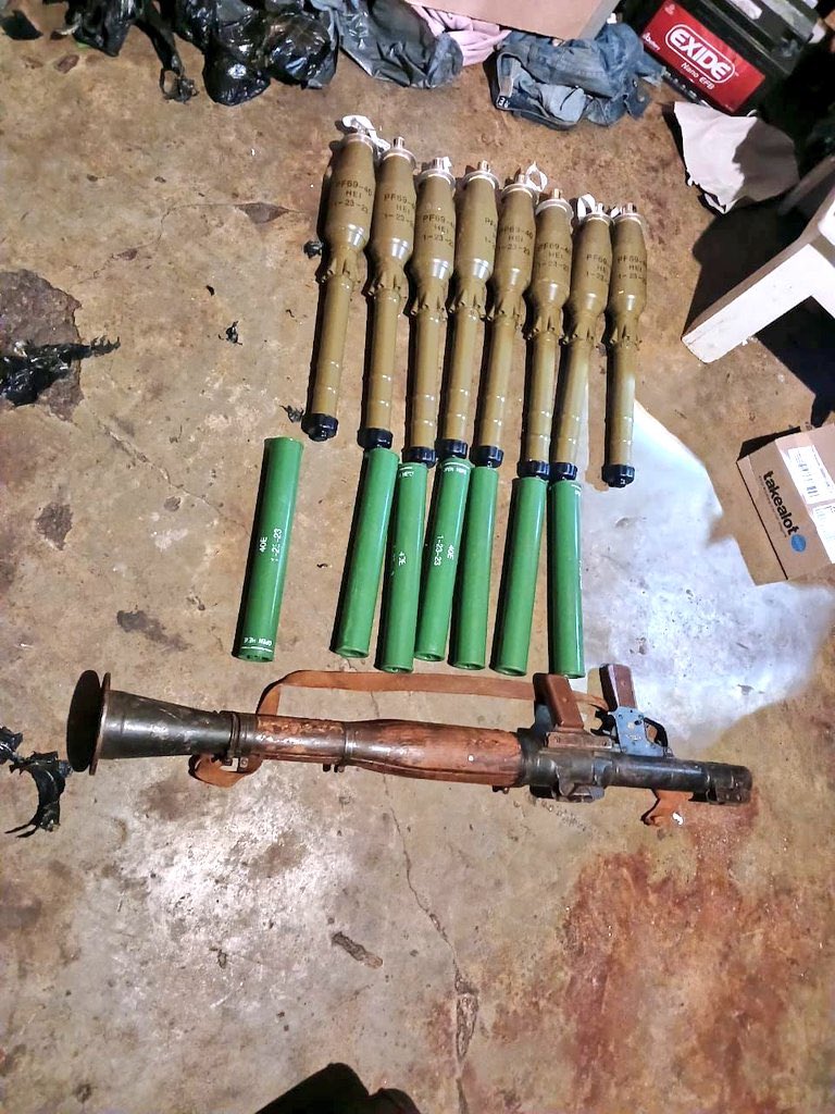 PublicSafetyMMC's tweet image. ♦️BREAKING NEWS♦️

Acting on intelligence, JMPD TRU, together with the SAPS Anti-Gang Unit, conducted an operation at Thomas Road, Malvern East, Germiston, targeting a suspect allegedly in possession of high-calibre weapons.

During the search, officers recovered military-grade…