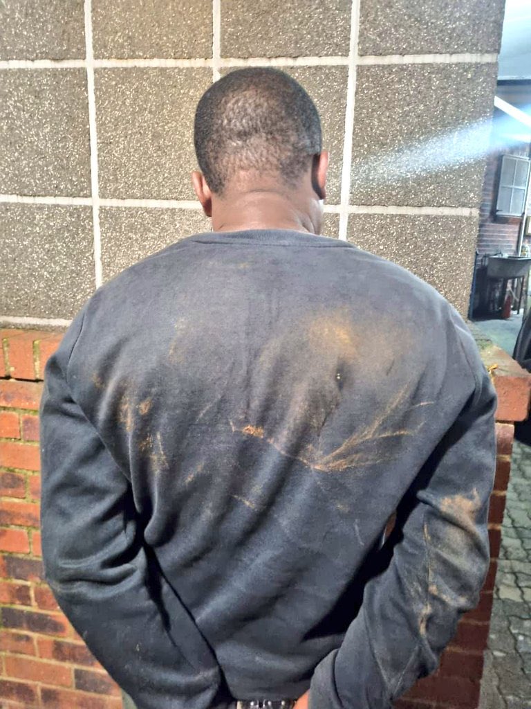 PublicSafetyMMC's tweet image. ♦️BREAKING NEWS♦️

Acting on intelligence, JMPD TRU, together with the SAPS Anti-Gang Unit, conducted an operation at Thomas Road, Malvern East, Germiston, targeting a suspect allegedly in possession of high-calibre weapons.

During the search, officers recovered military-grade…