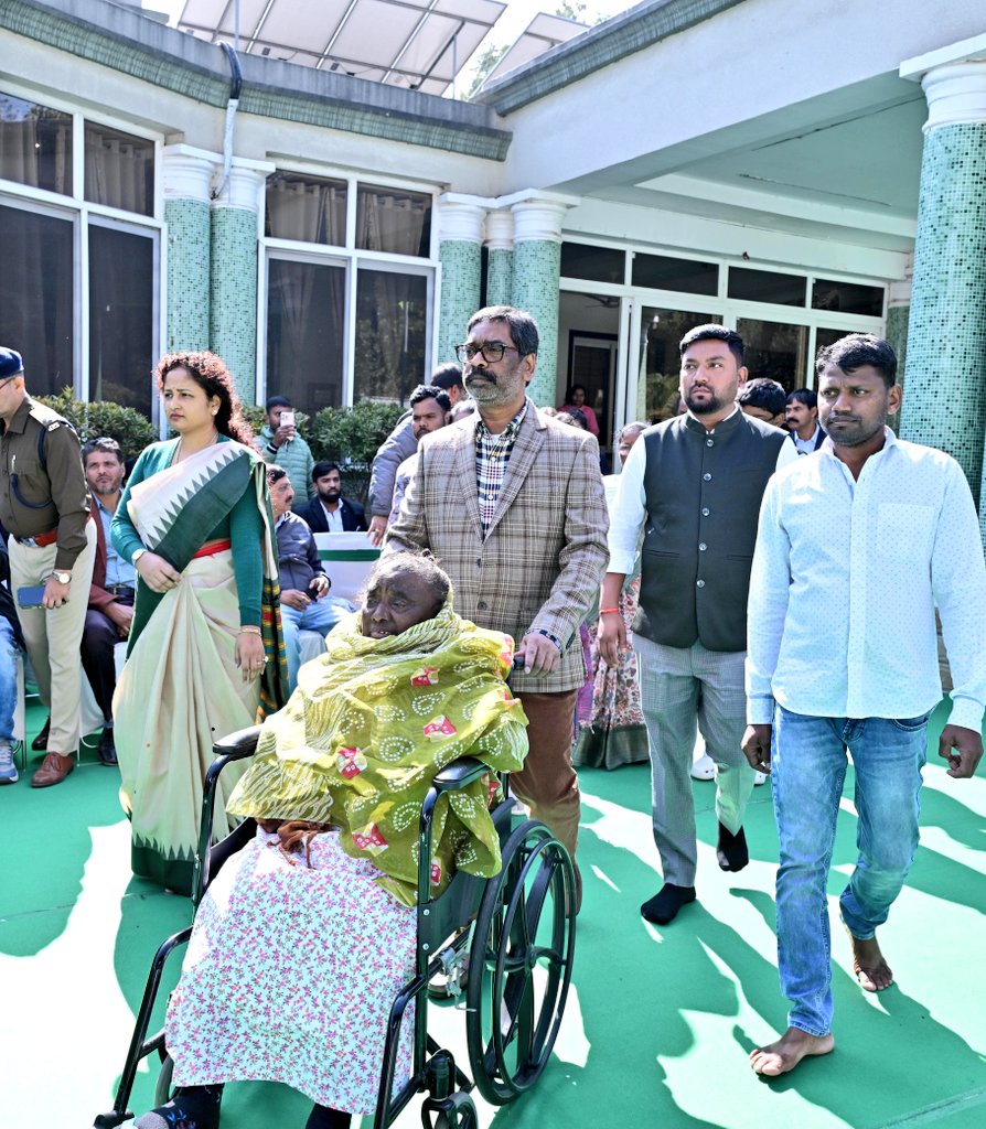 झारखण्ड आंदोलन के महानायक, राज्य निर्माता, बाबा दिशोम गुरु स्व शिबू सोरेन जी की जयंती पर शत-शत नमन।
बाबा का संघर्ष, बाबा का महान जीवन, बाबा की शिक्षा और आदर्श सदियों तक जनमानस को न्याय, स्वाभिमान और संघर्ष की राह पर प्रेरित करते रहेंगे।

दिशोम गुरु शिबू सोरेन अमर रहें!
अमर रहें!